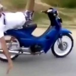 Nam thanh niên ngồi ngược đi xe máy bỏ 2 tay giỏi nhất Việt Nam