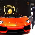 Người đàn ông rất khó khăn ngồi vào siêu xe Lamborghini Aventador