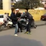 Thanh niên đi xe máy sai va chạm còn gây gổ gặp phải võ sư