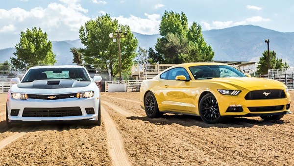 Video so sánh xe Ford Mustang và Chevrolet Camaro 2016 - Baoxehoi