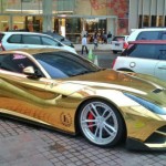Ngắm siêu xe Ferrari F12 Berlinetta bọc áo vàng bóng