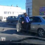 Cãi nhau lái ô tô chèn qua người phụ nữ