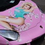 Đại gia hâm mộ dán ảnh siêu mẫu Pamela Anderson lên siêu xe