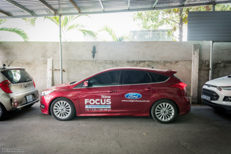 Xem tính năng tự động đỗ xe của xe giá rẻ Ford Focus 2016 - Baoxehoi