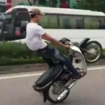 Thanh niên không mũ bảo hiểm bốc đầu xe máy cả Km ở Bắc Ninh