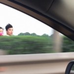 Ba thanh niên không mũ bảo hiểm phóng ngược chiều cao tốc