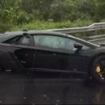 Siêu xe Lamborghini Aventador bị tai nạn trong mưa to