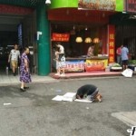 Hai kẻ ăn xin giả vờ cụt tay cụt chân bị “bóc trần” ngoài chợ