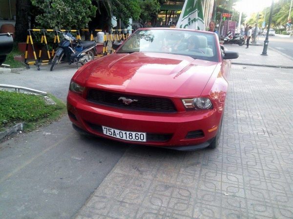 Xe Ford Mustang mui trần xuất hiện ở Huế gây xôn xao - Baoxehoi