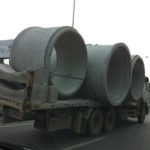 Bắc Giang: Xe tải chở ống bê tông khổng lồ đi trên Quốc lộ