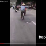 Hà Nội: Ông lão 60 tuổi đạp xe bỏ 2 tay múa và đánh võng trên phố