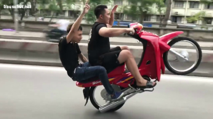 Biker Nhữ Quốc Tuấn bốc đầu xe Dream và cub giữa phố Hà Nội - Baoxehoi