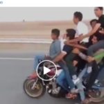 Choáng 10 thanh niên cùng ngồi trên 1 xe máy, phóng nhanh, bốc đầu chơi tết