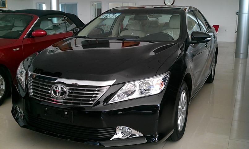 Bán xe ô tô Toyota Camry đời 2014 giá rẻ chính hãng