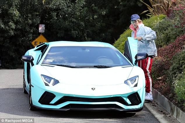 Justin Bieber nhìn nổi bật hơn cả Lamborghini Aventador S - Baoxehoi
