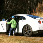 Choáng cậu bé 5 tuổi lái siêu xe Nissan GT-R drift như tay đua chuyên nghiệp