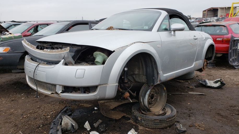 Xót xa xe sang Audi TT "siêu mẫu 1 thời" bị vứt bỏ không thương tiếc ...