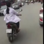 Nữ sinh lái xe môtô lượn lách đánh mông như tay đua