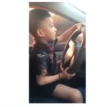 Bố cho con nhỏ lái xe SUV đi đường xóc gây phẫn nộ