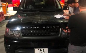 xe range rover bị ném đá