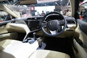Toyota Camry 2019 được đánh giá đẹp và thể thao hơn. Tuy nhiên nhiều chuyên gia nhận thấy nó rất giống bản 2010 đẹp Nhất Mới
