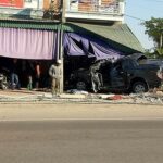 Xe bán tải mất lái lao vào nhà dân 3 người bị thương