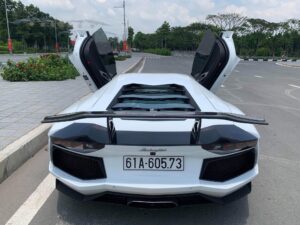 Thiếu gia Bình Dương chơi siêu xe
