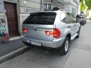 Xe sang BMW X5 giả trên phố Châu Âu