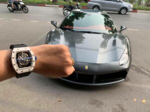 Đại gia đeo đồng hồ khủng
