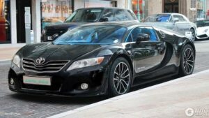 Xe phối Toyota Camry và Bugatti Chiron