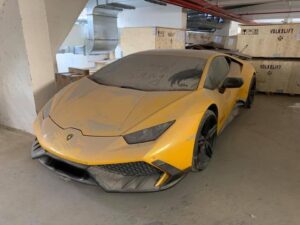 Siêu xe phủ bụi lãng phí