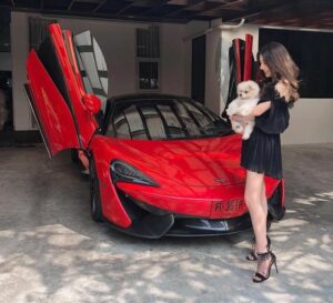 hot girl khoe xe khủng
