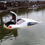 Xe siêu sang Bentley 15 tỷ rơi xuống hồ