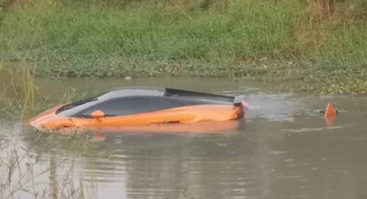 Lamborghini Gallardo bị rơi xuống sông hư hỏng