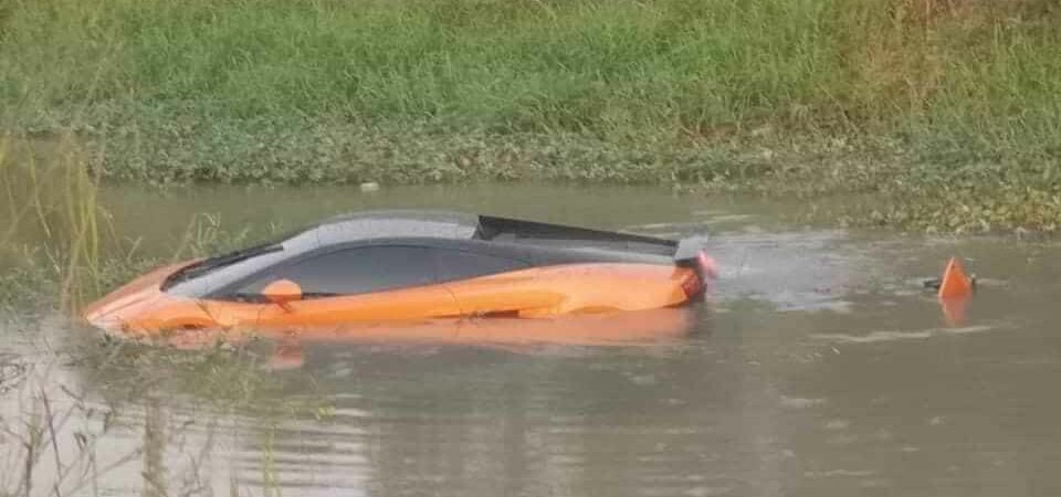 Lamborghini Gallardo bị rơi xuống sông hư hỏng