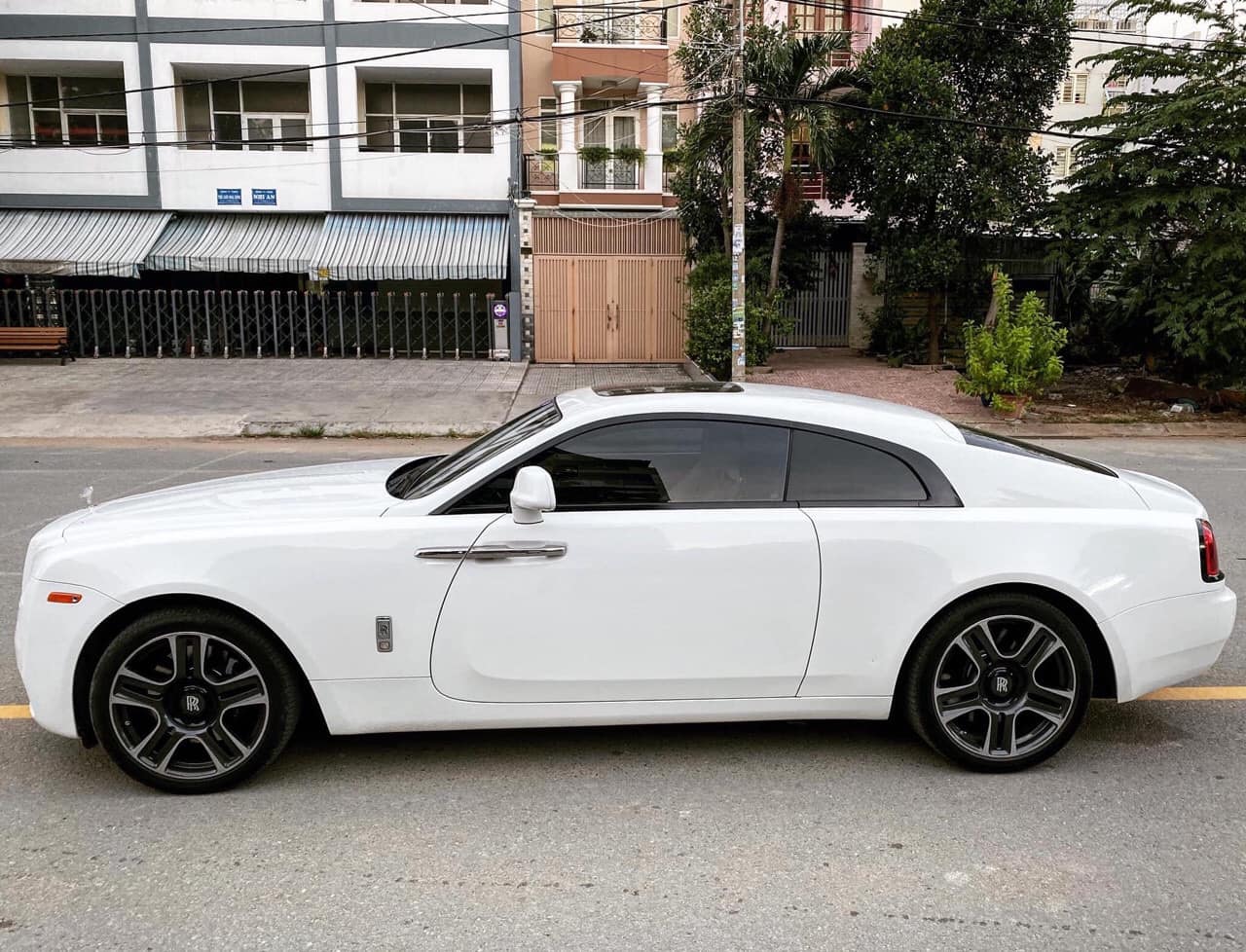 Xe siêu sang RollsRoyce Wraith tại Hà Nội được chủ nhân cho ra biển số  trắng  Tin tức  TimXeNet