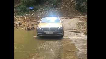Mercedes S450 vượt suối
